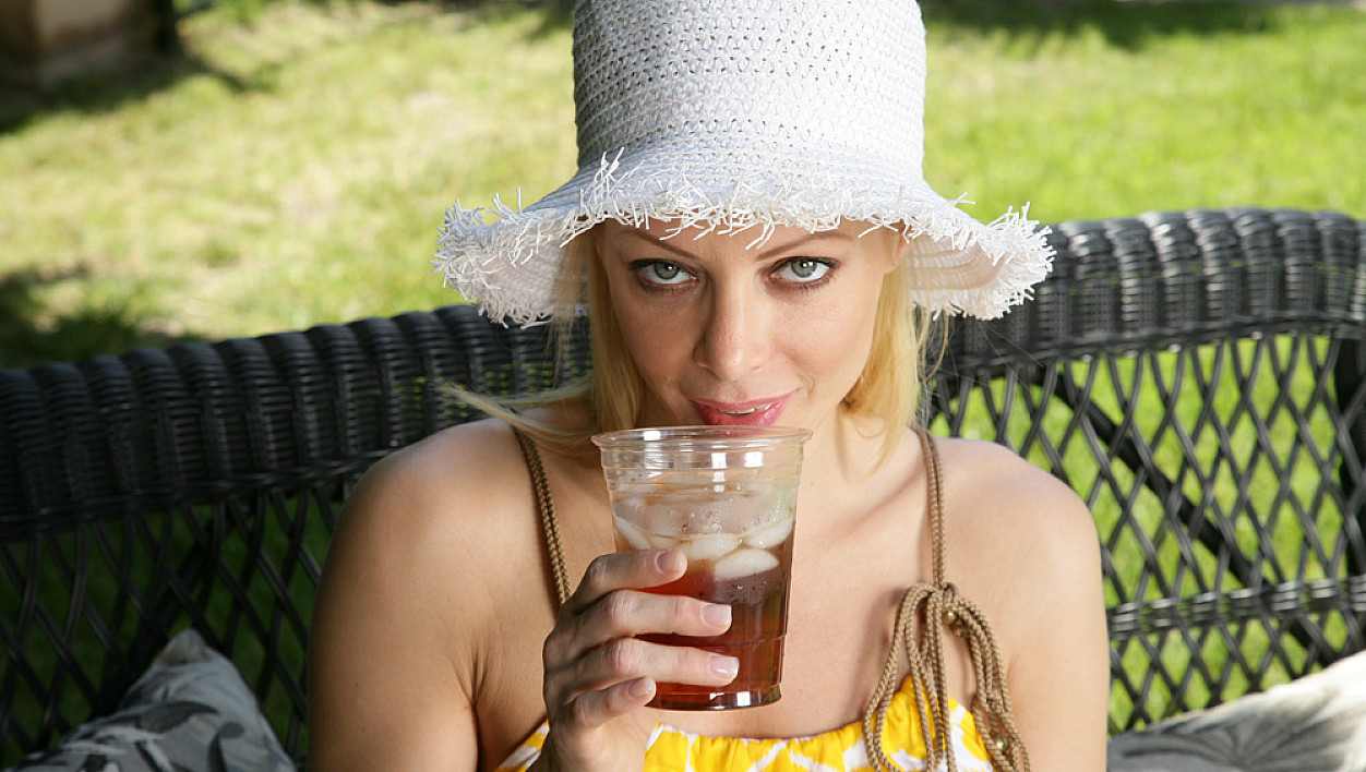 Holly Sampson fucking in the backyard with her tattoos