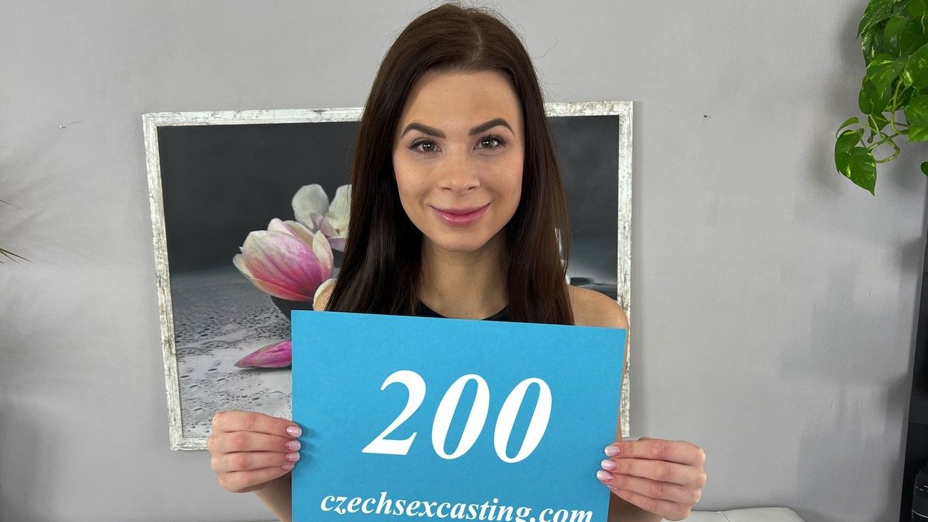 Babe is casting out her pussy