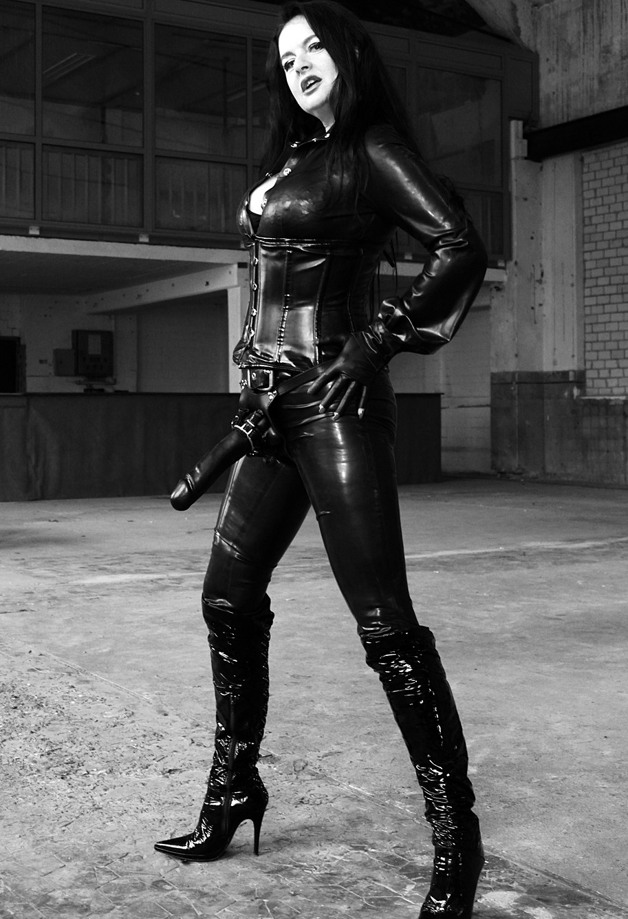 Dominatrix Dinah Fisting