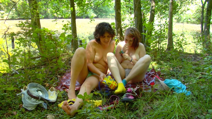 Video Masturbation Kissing outdoors Gia & Lotte