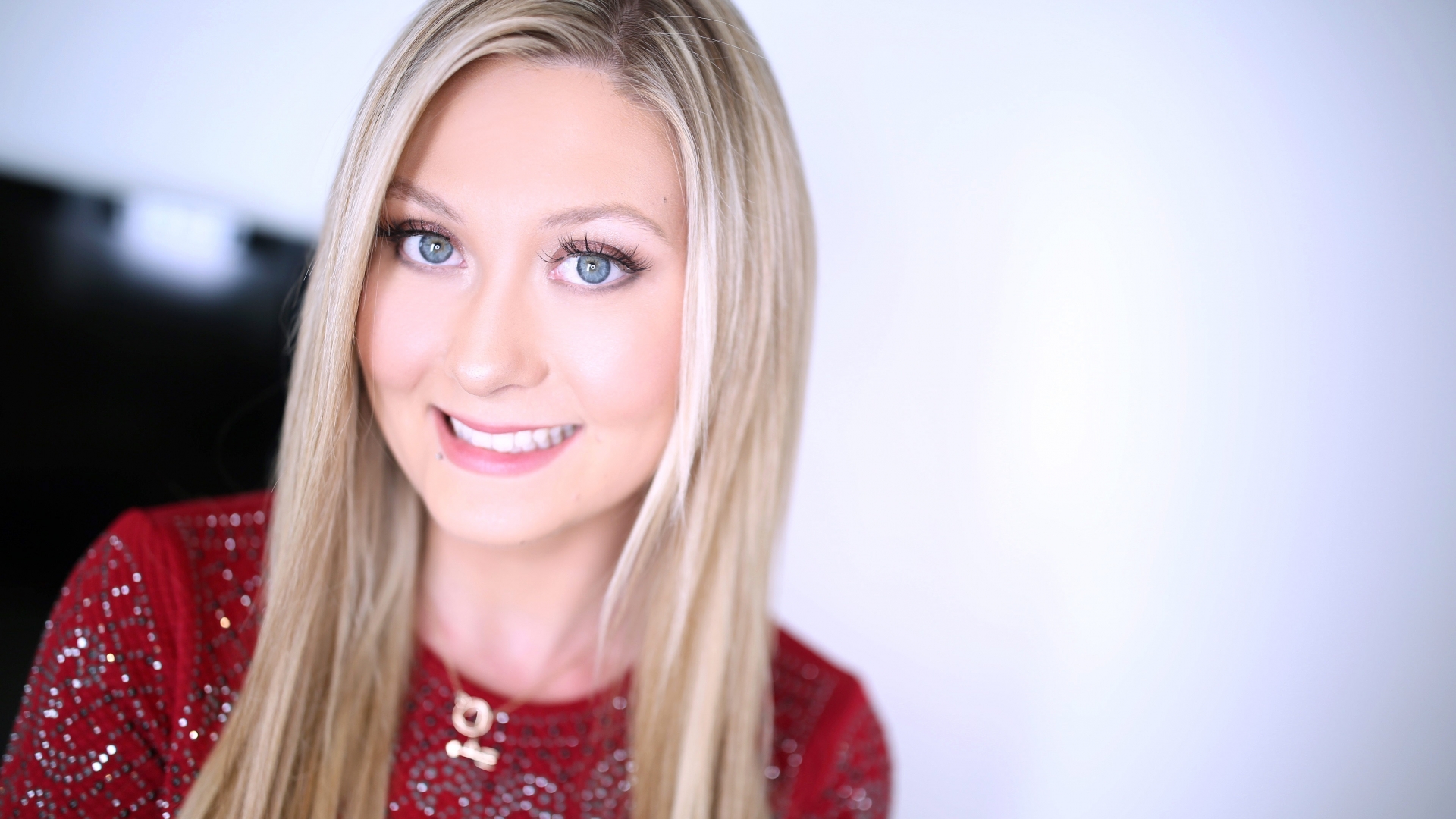 Amateur Allure Introduces Addison Lee Giving a Blowjob, Fucking and Swallowing Sperm