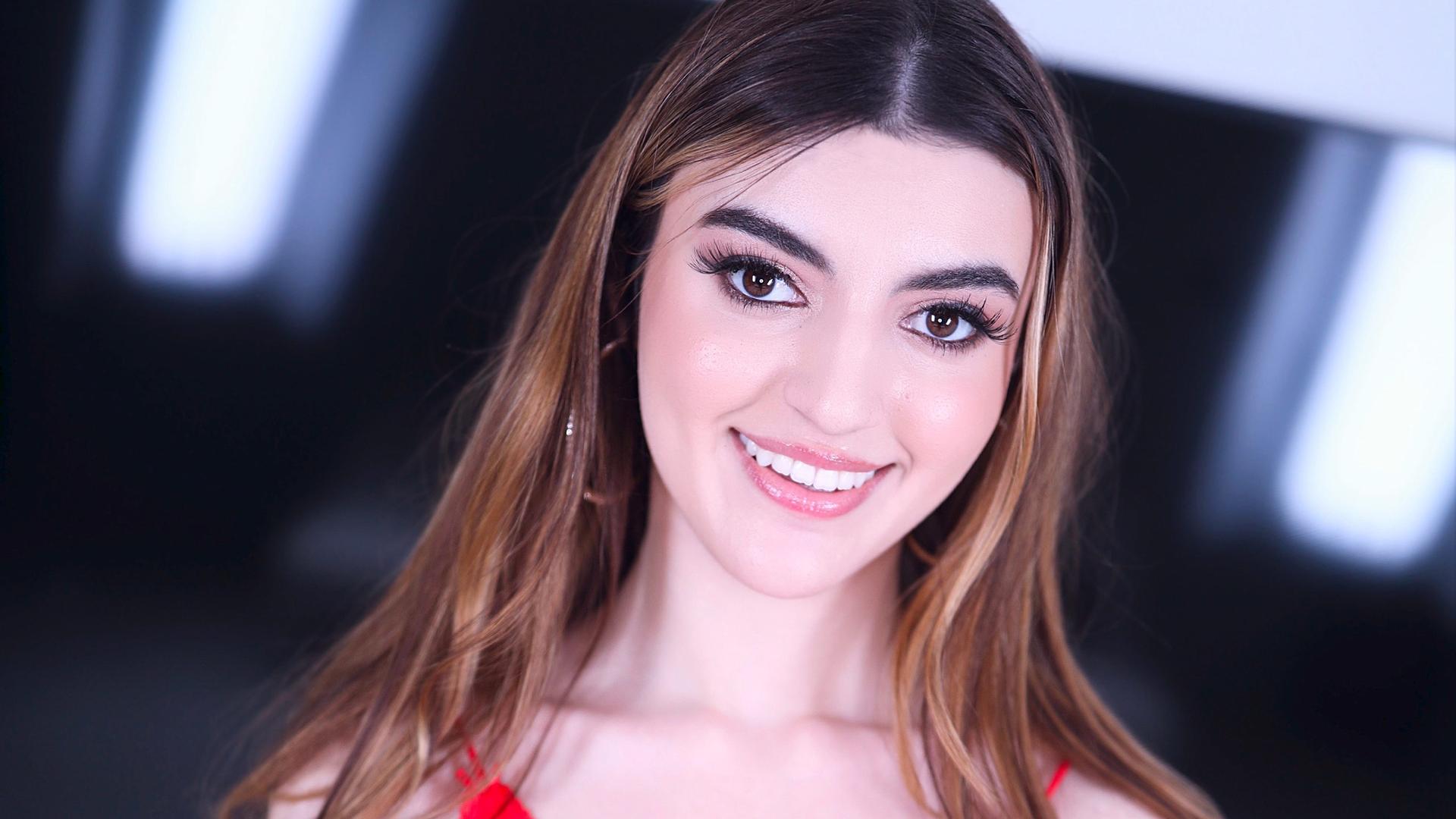 Amateur Allure Welcomes Julia James From Park Bench to Studio Swallow!