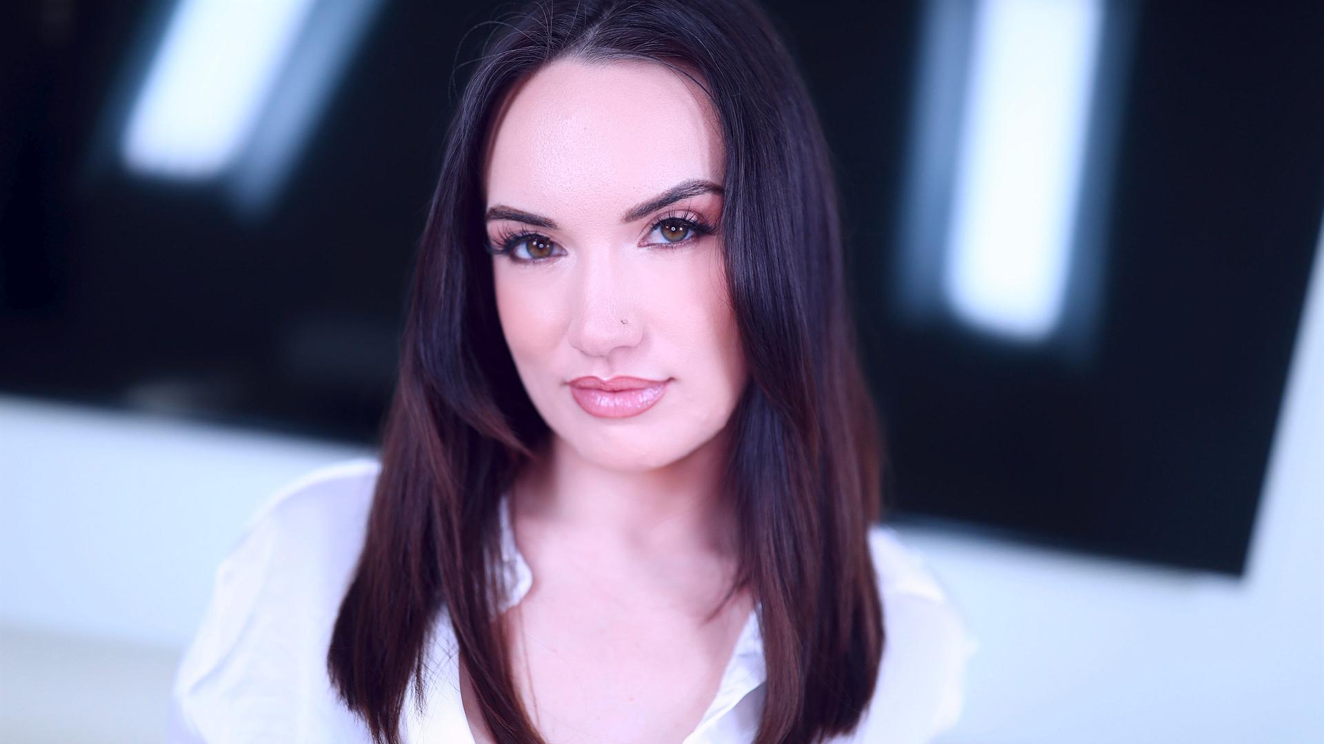 Amateur Allure Welcomes Paris Lincoln: Stepping Into the Spotlight