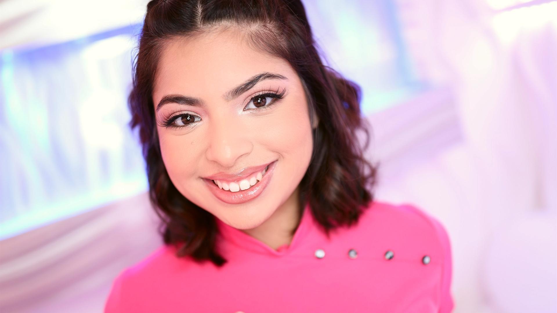 Swallow Salon Welcomes Hazel Heart to Swallow a Mouthful of Love Nectar