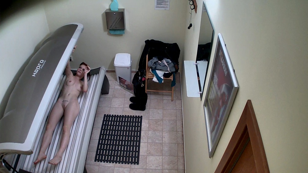 Brunette came to solarium 7