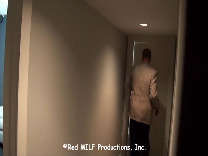 DID905 Pimp Secretary Out to Close Deal