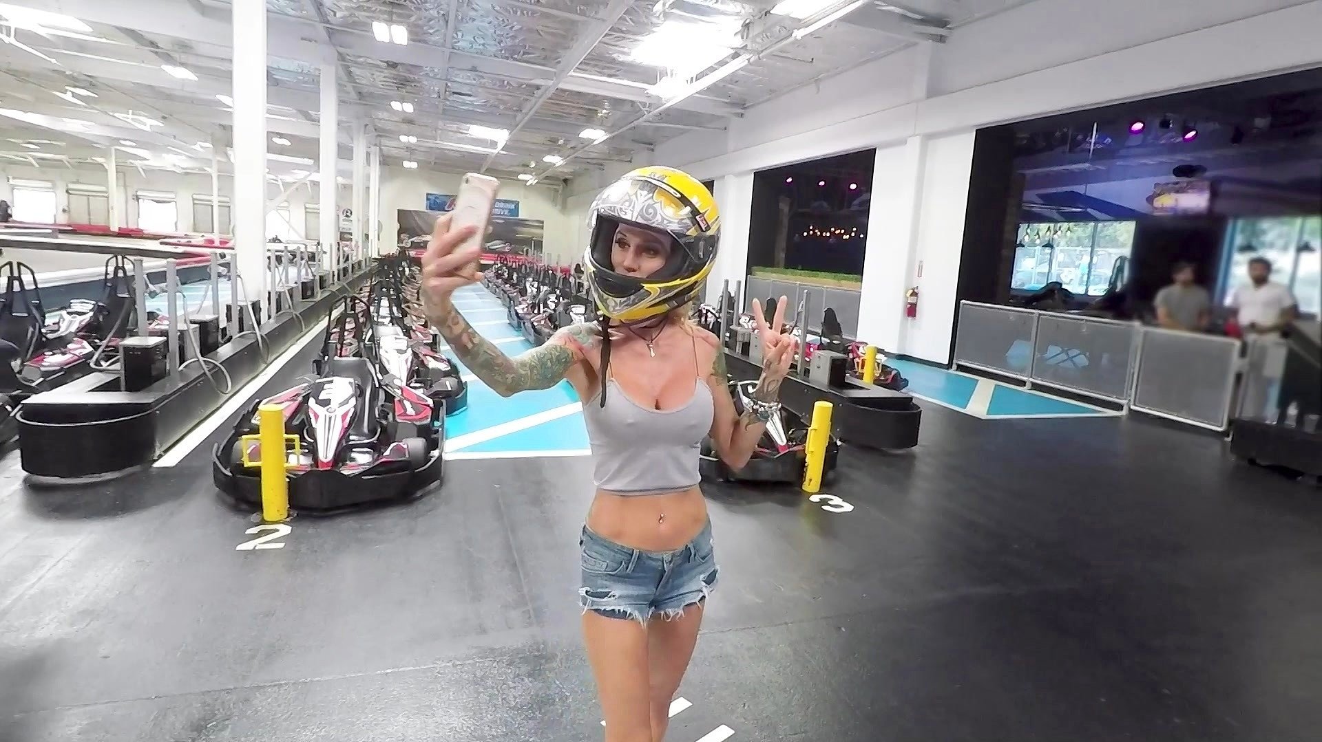 Sarah Jessie is slutty MILF that loves to expose herself in public 