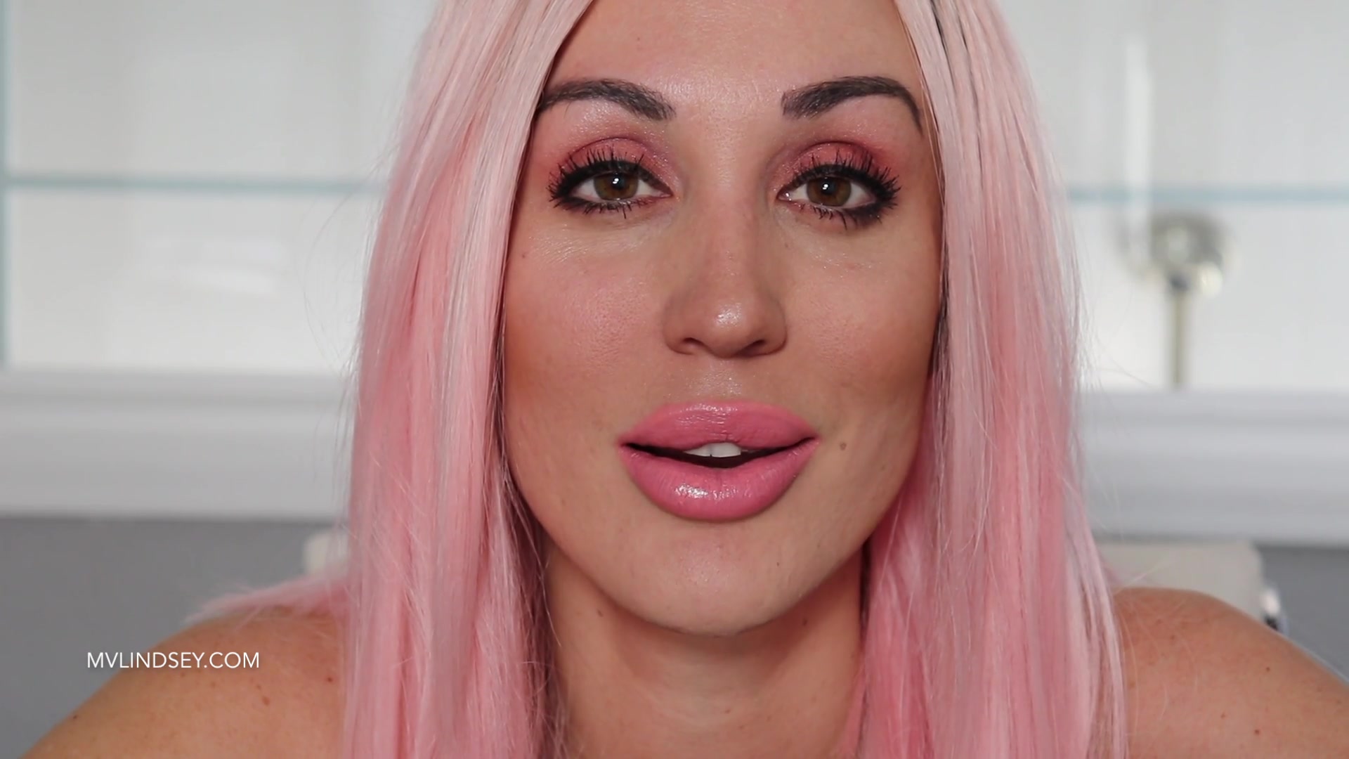 Lindsey Shows Off New Lipsticks