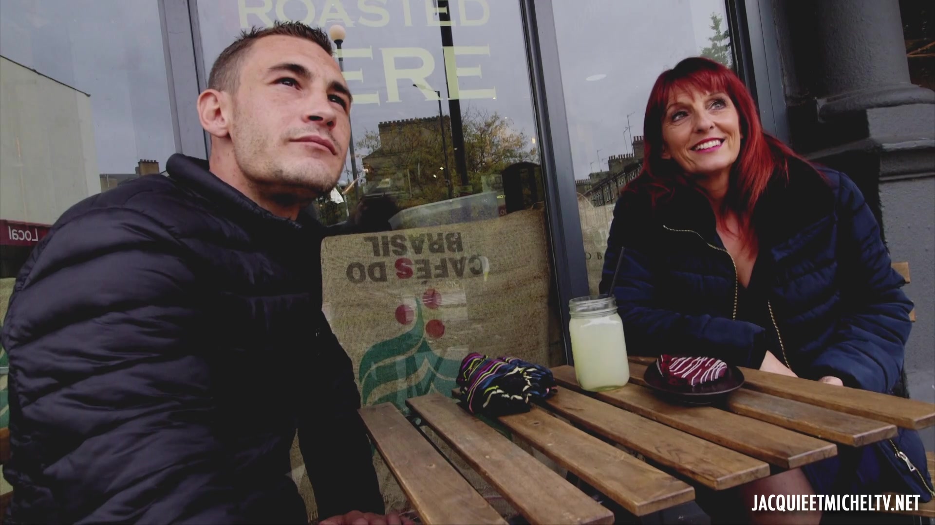 Beau, secrétaire de 50ans, ose tout pour J&M!