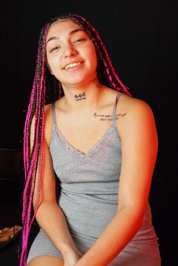 Bri Babi Branlette avec les pieds