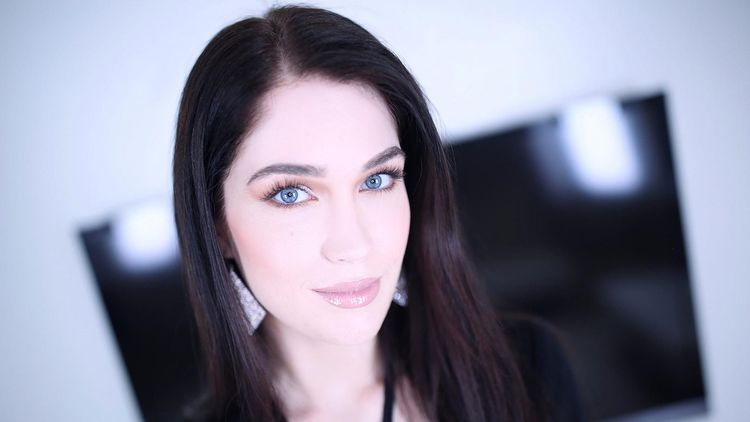 Amateur Allure Welcomes Evelyn Claire to Suck, Fuck and Swallow