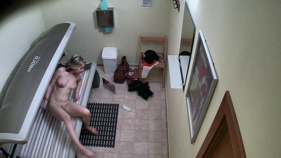 Married woman came to the solarium