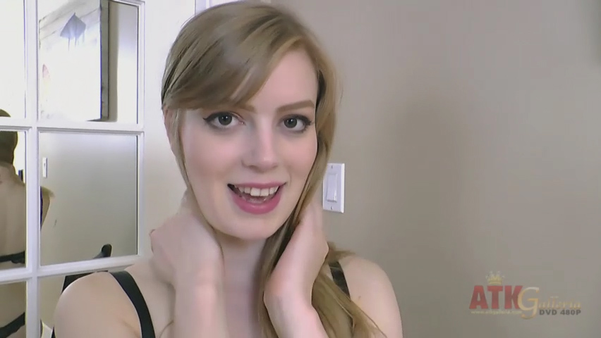 Dolly Leigh loves the feel of fingers on her snatch