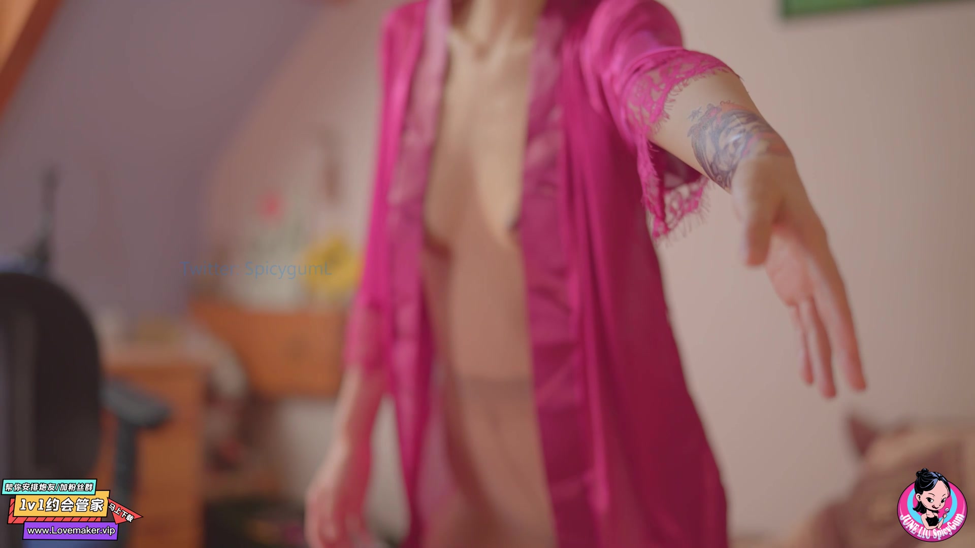 JUNE LIU JL_123 Eat under my feet