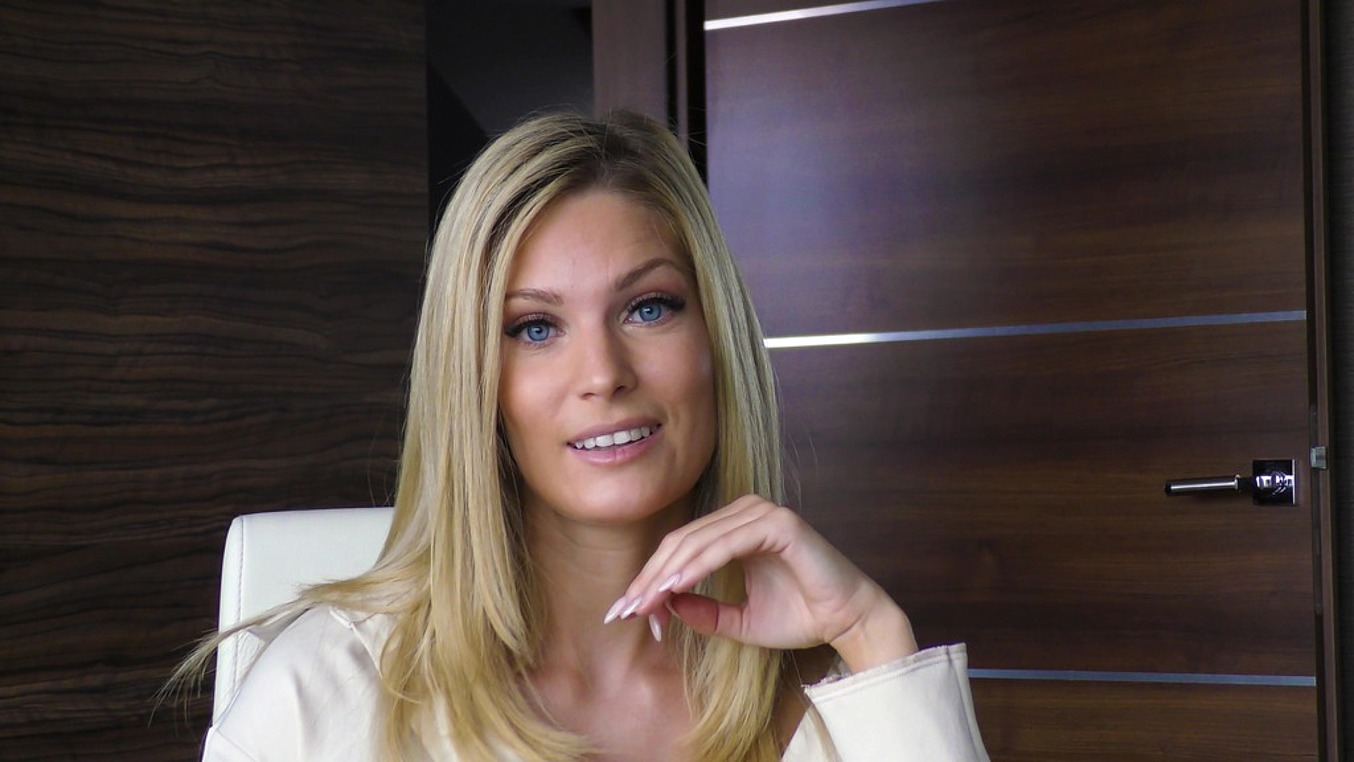 Hot Blonde Candee Licious Toys Her Pussy For Amateur Photographer On The Beach GP2543