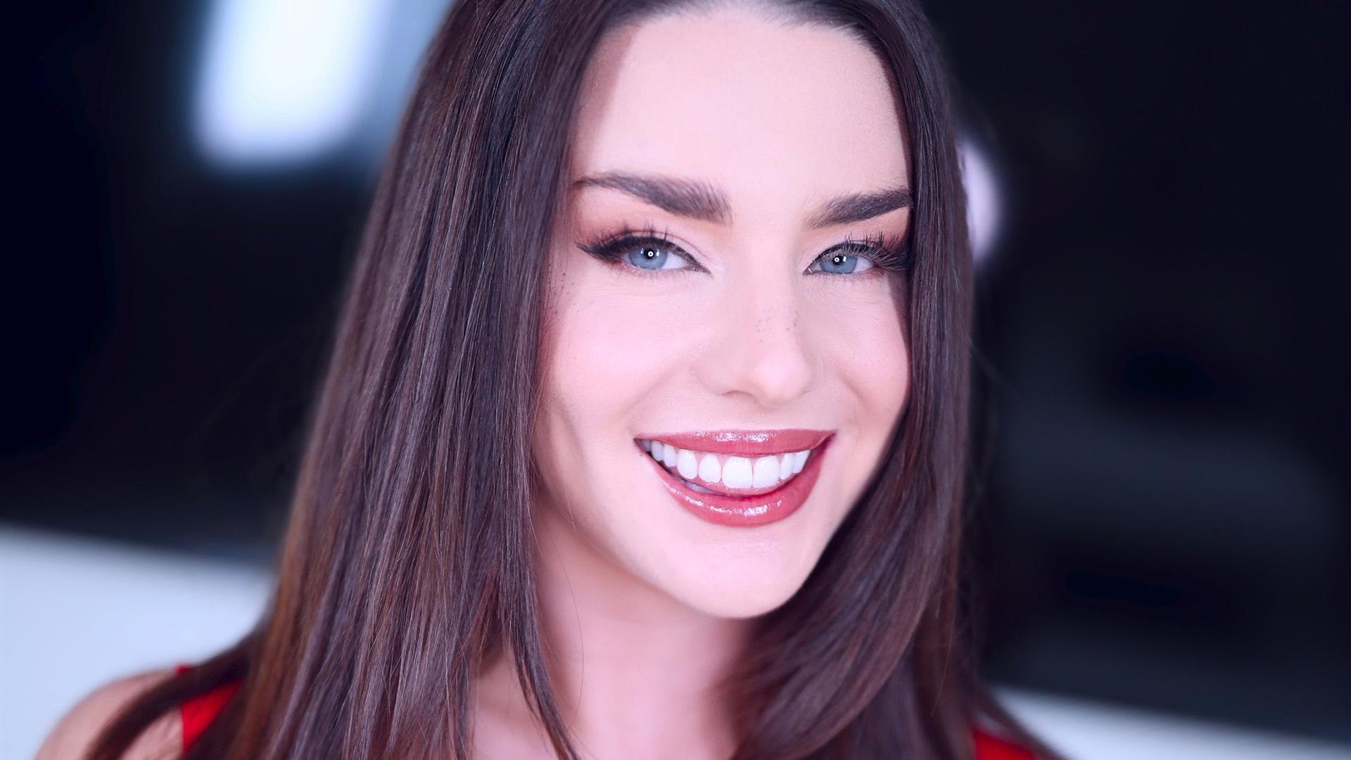 Sweet Nurse Maddie Wren Meets the Amateur Allure Couch