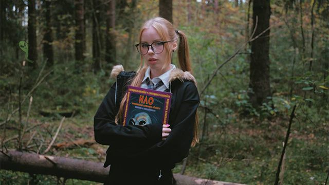 Naive schoolgirl alien hunter really wanted hot cum on her face