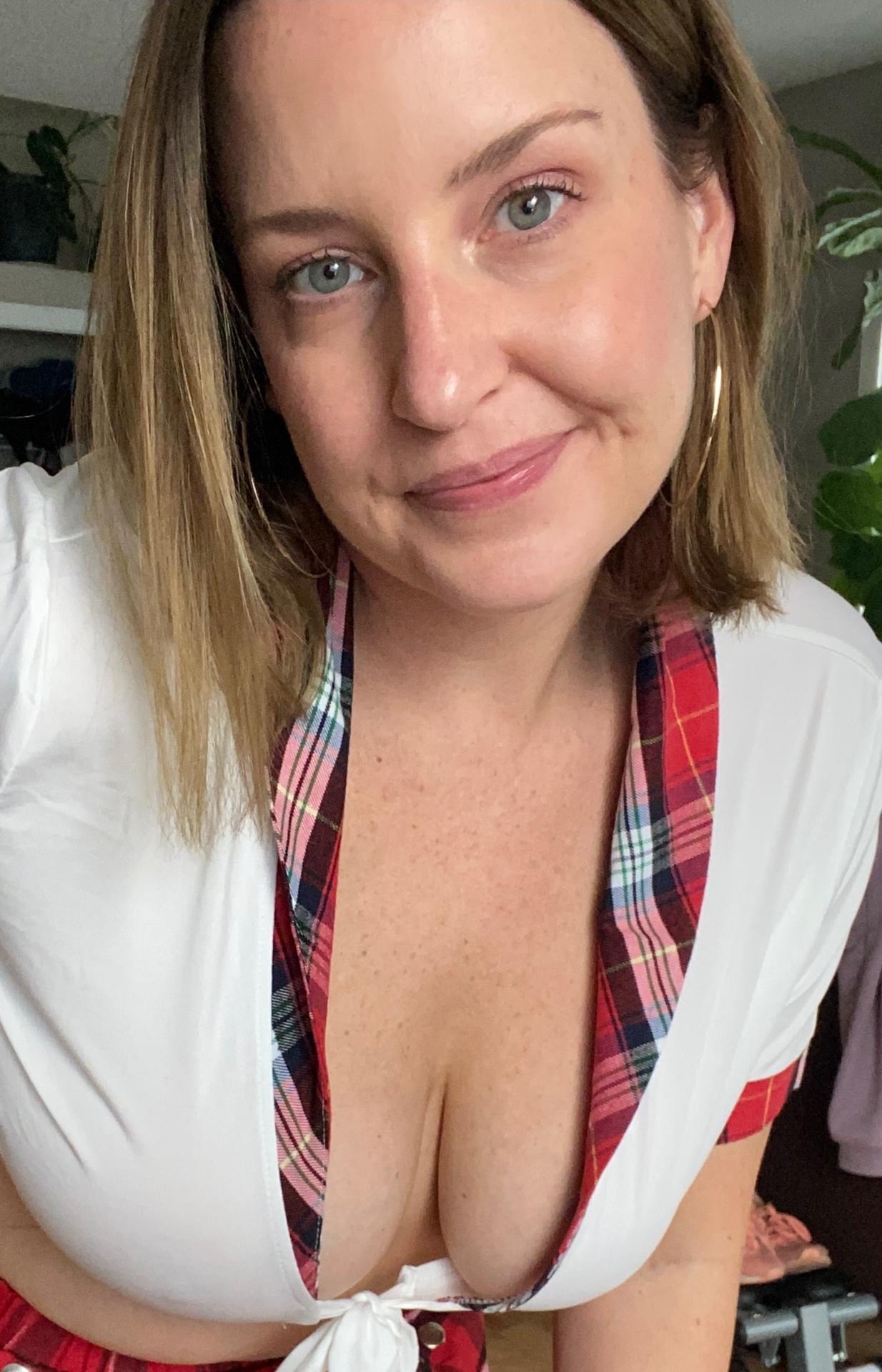 Avril Showers Fessée