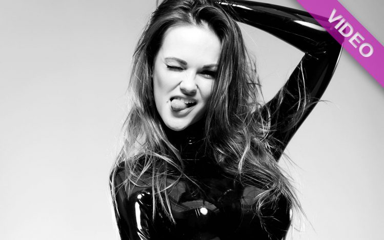 #195 – Super shiny black on tiptoes