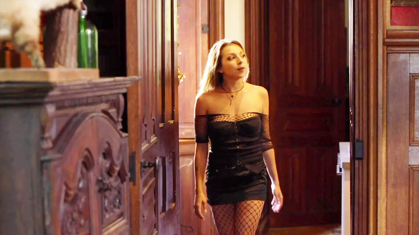 Carollina discovers the masters of the place...