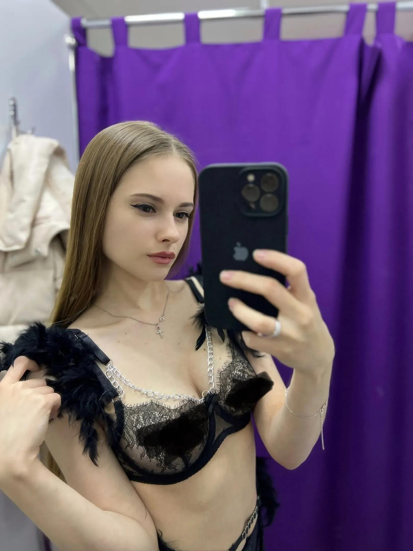 Emilia Shot Gorge profonde