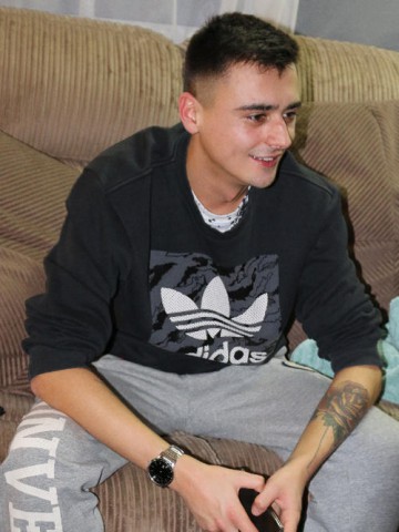 Piñata Pete Hung Young Brit