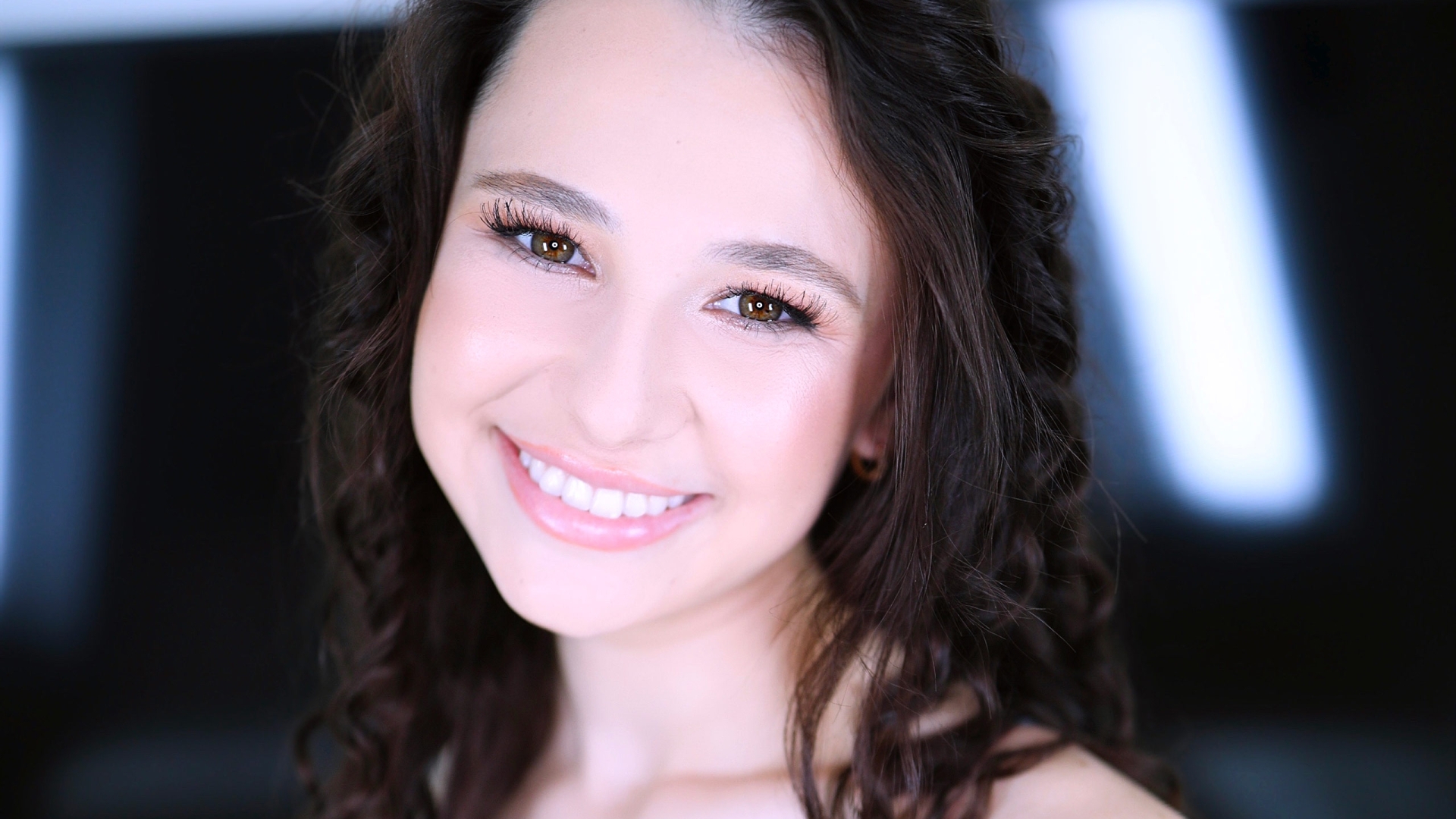 Liz Jordan Returns to Amateur Allure to Show Off Her Oral Skills, Get Fucked and Swallow Sperm