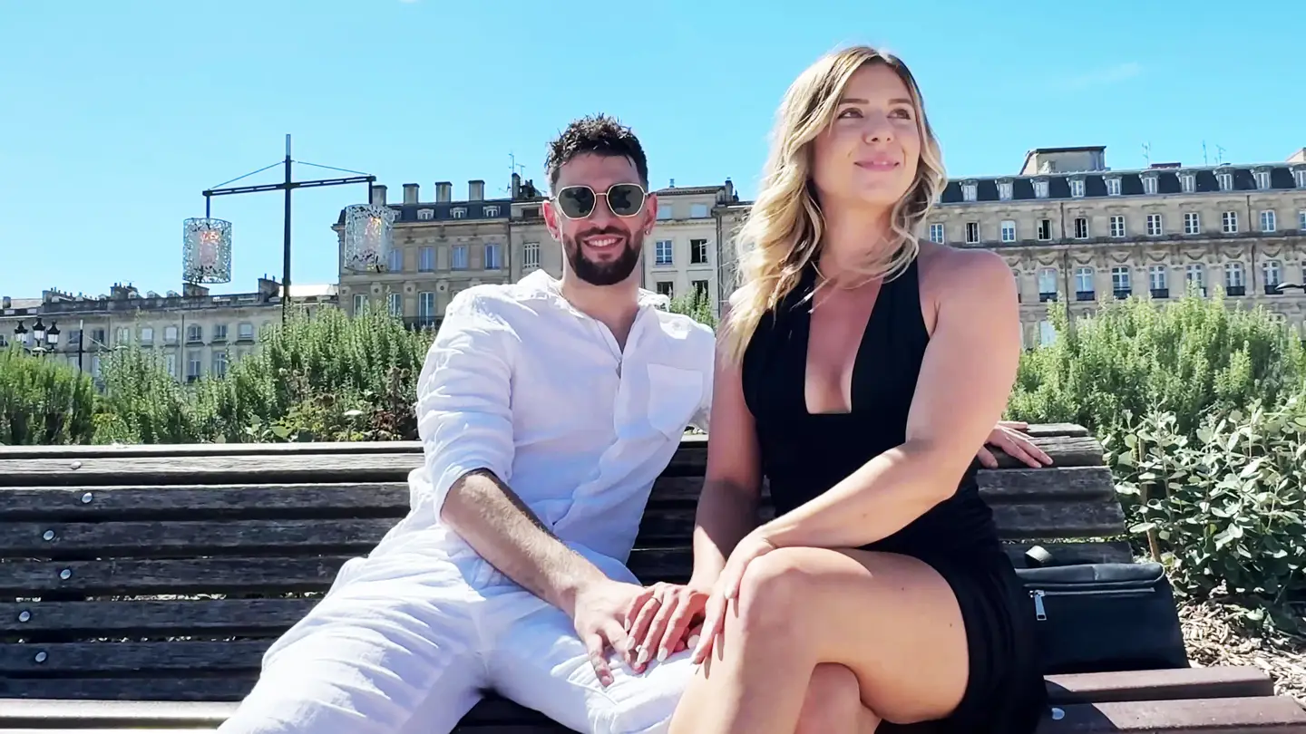 Exhibitionism galore in Bordeaux with Ambre and Cataleya!