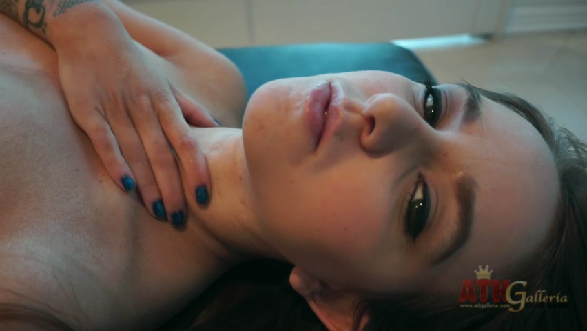 Pressley Carter Displays Her Naked Perfection