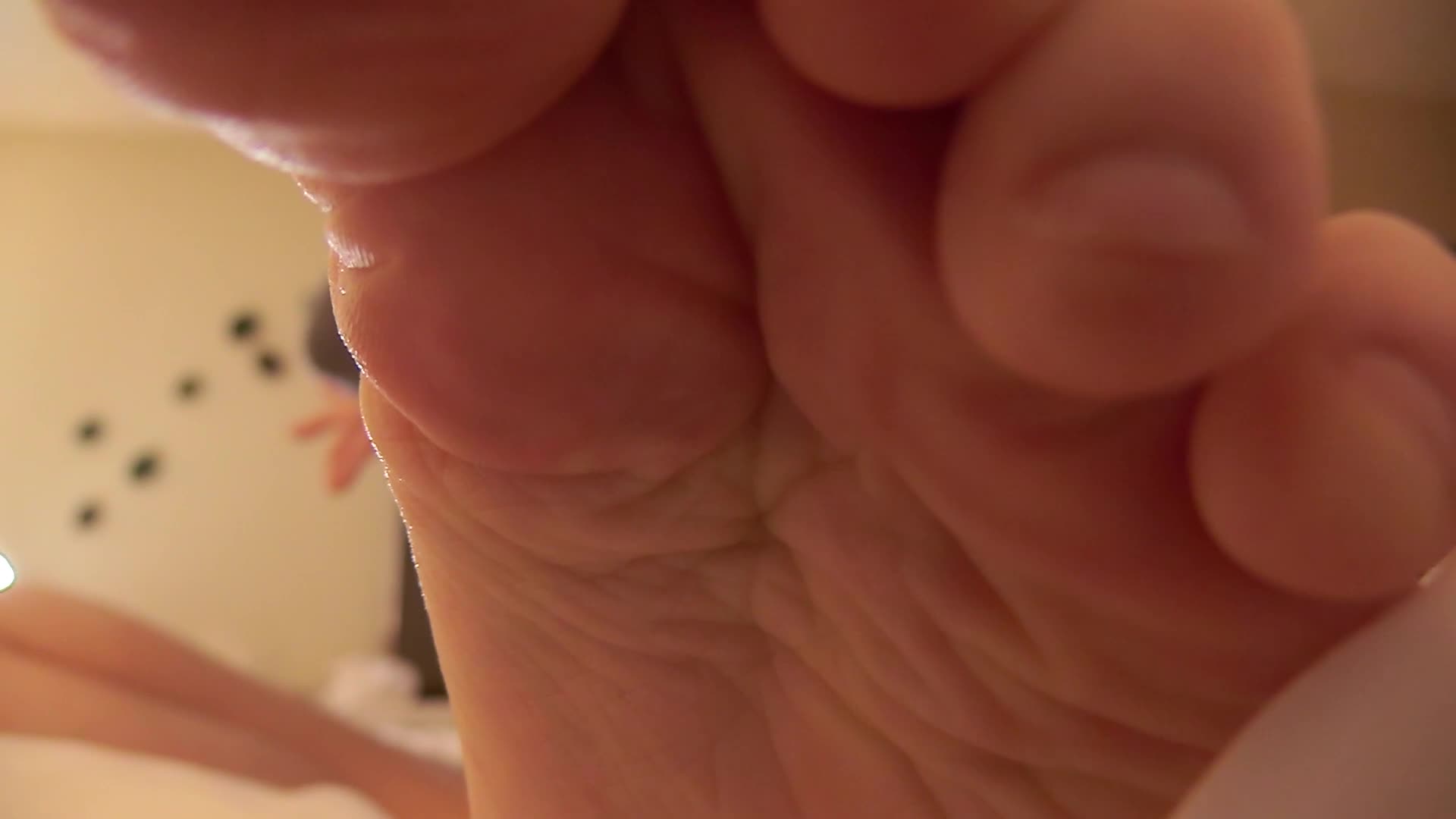 Giantess Finds You Hiding