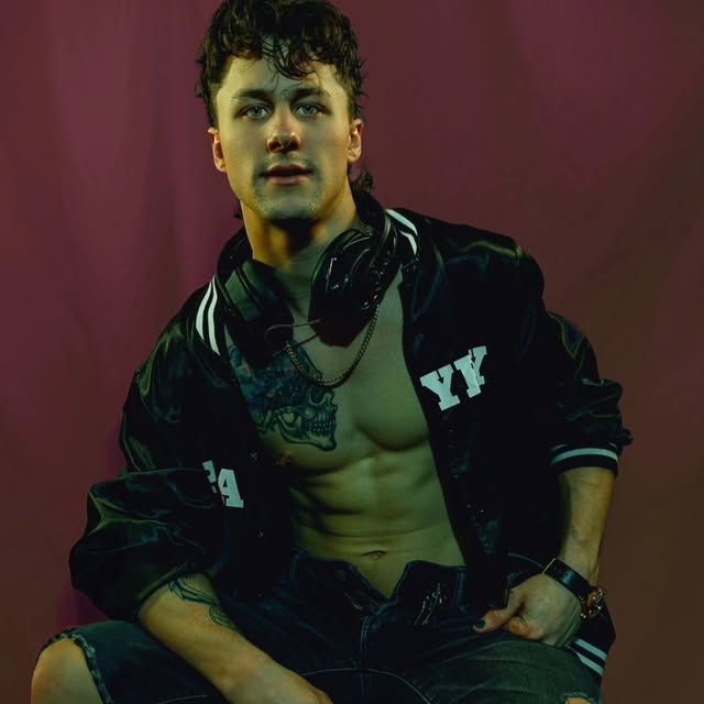 Photo HD Nick Curious - 1