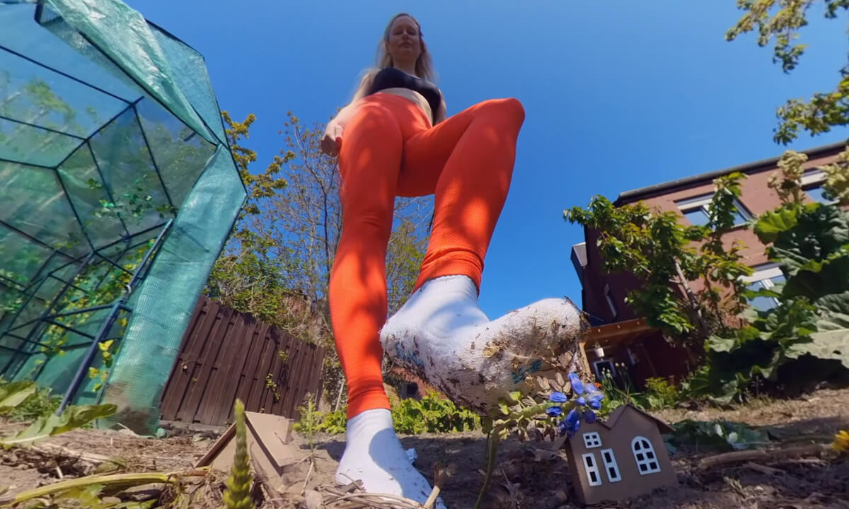 Giantess Maria Zertritt Ein Ganzes Dorf