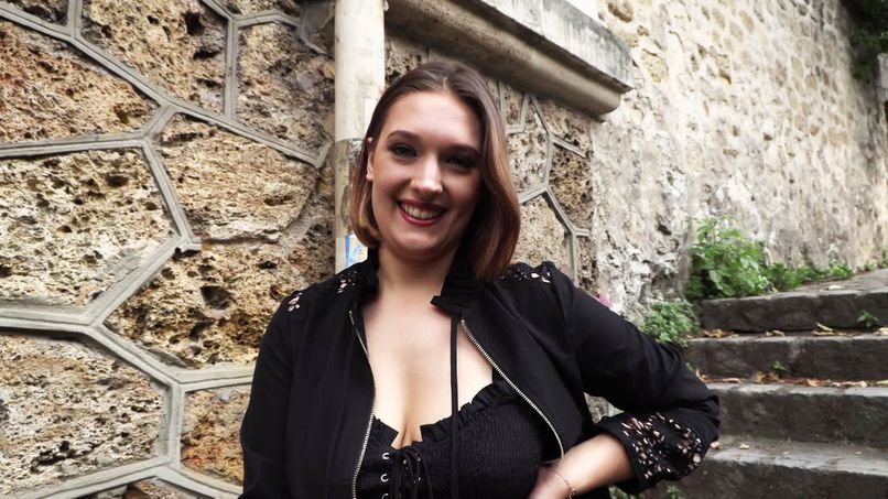 It's the total bust for Pauline, 21 years old!