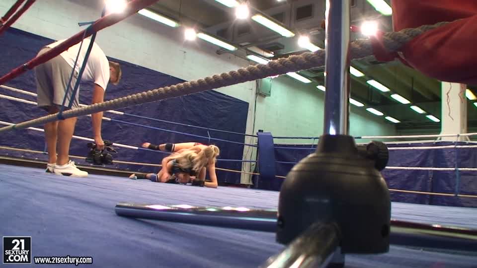 NudeFightClub backstage with Michelle Moist & Laura Crystal