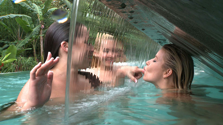 882 Aaliyah, Anikka & Lola - It's a Waterfall Life