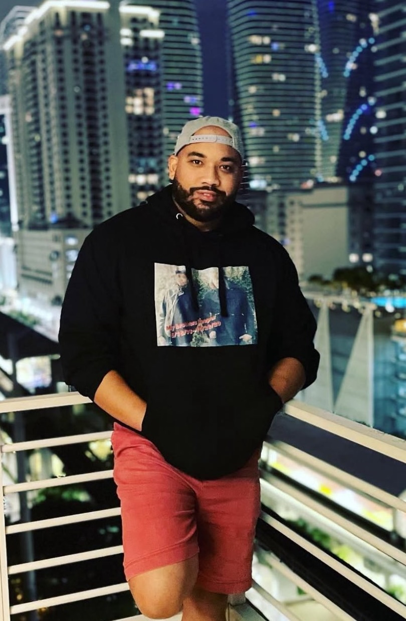 Photo HD Barry Loves Boobs - 1