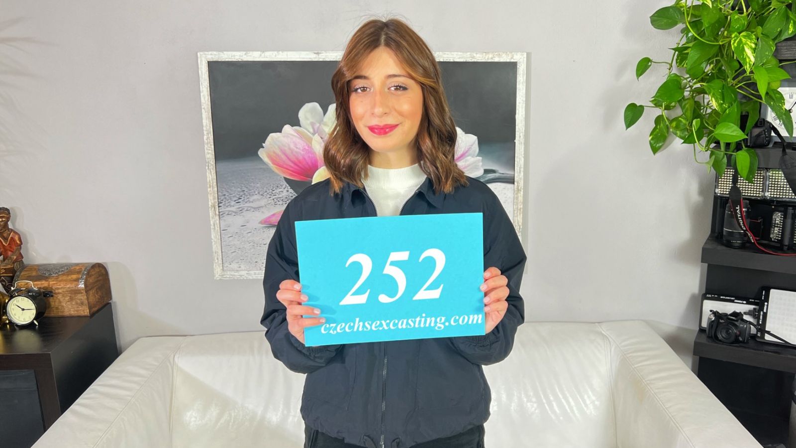 Italian model is getting horny