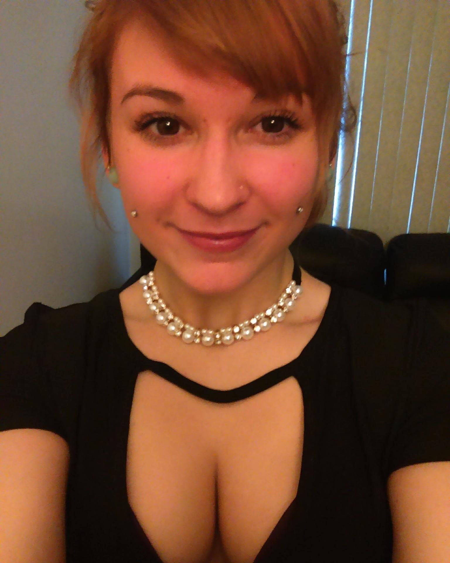 Aria Avyanna Branlette avec les pieds