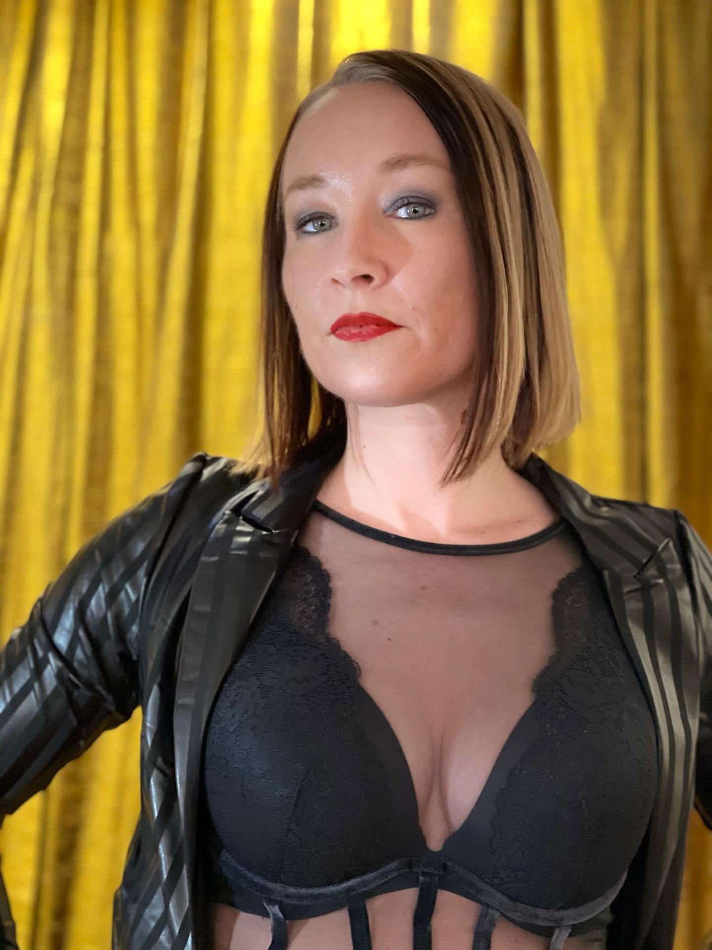 Meesteres Noir Fisting