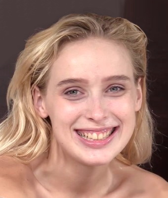 Natalie Maxx Fessée