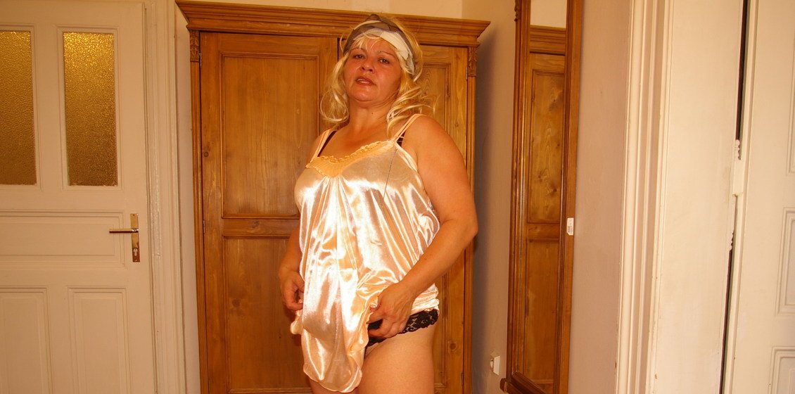 Stepmother Jarolina has an affair with her neighbour!