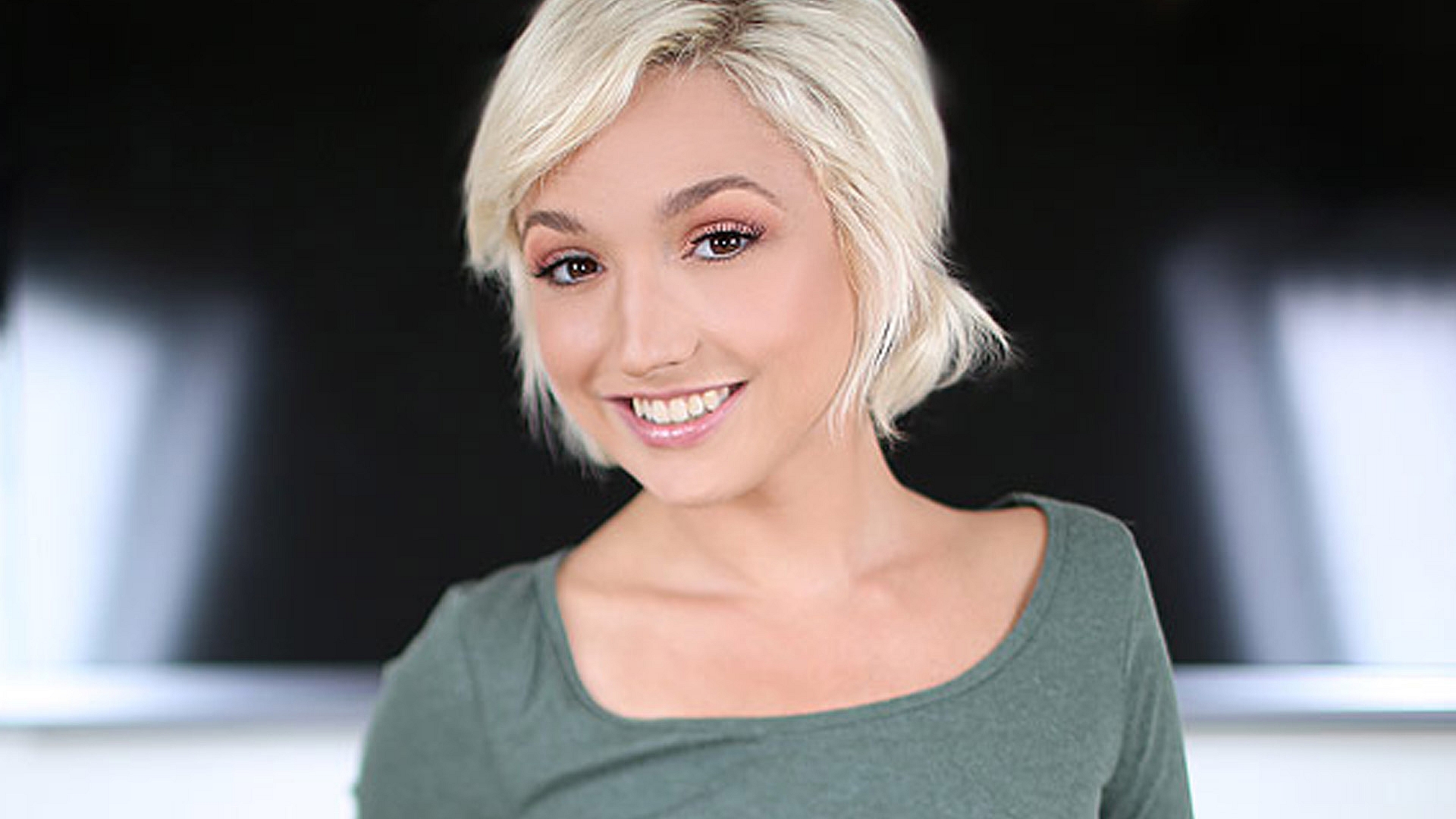 Eliza Jane POV, Short-Haired Blonde Spinner Loves Sex & Swallowing