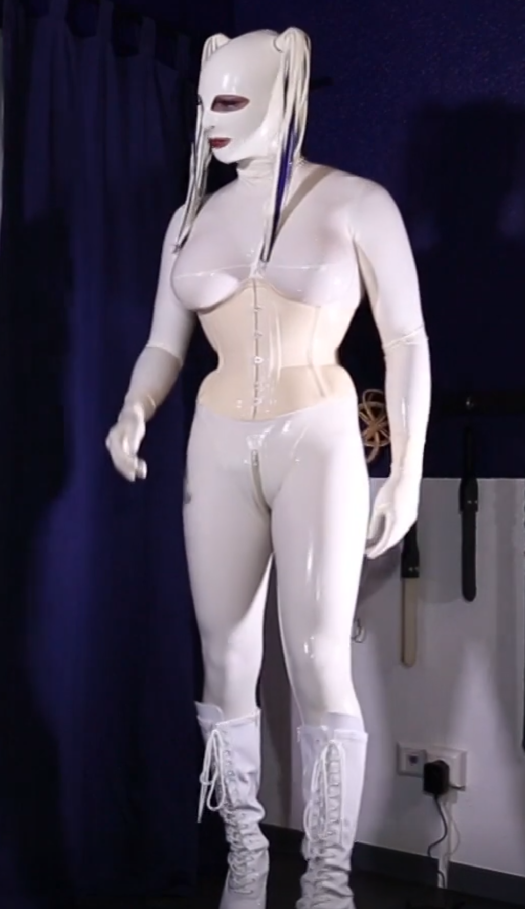 Latex Doll Lea Fessée