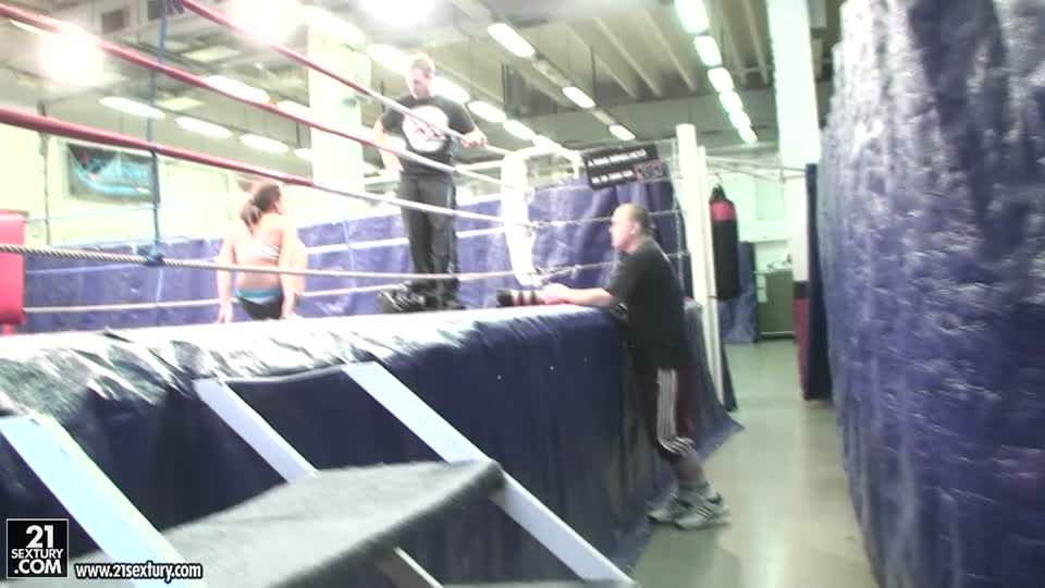 NudeFightClub backstage with Bea Stiel and Kissy