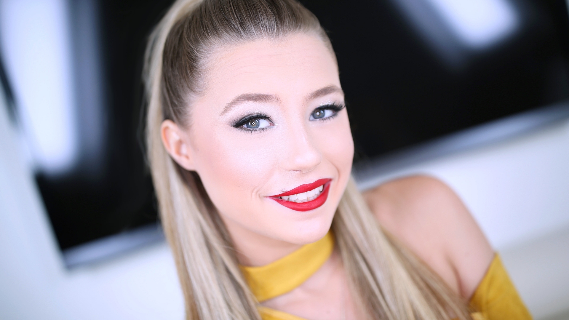 Carolina Sweets Gives Sloppy Blowjob and Swallows Cum