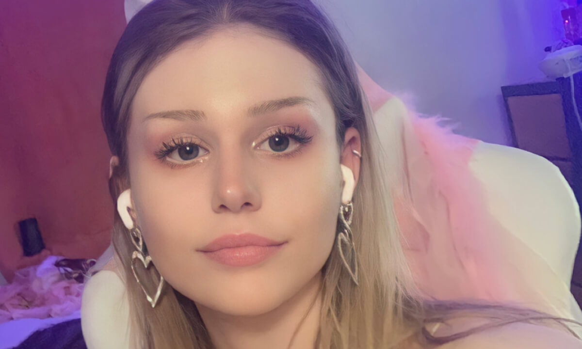 Mabel's First VR Threesome