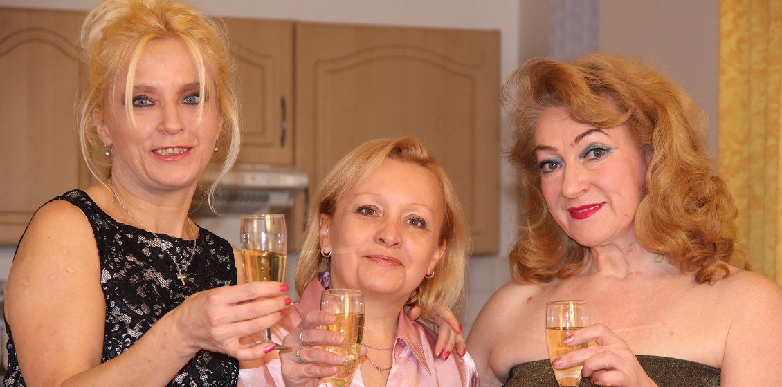 Lucky Toyboy fucks 3 mature ladies at once