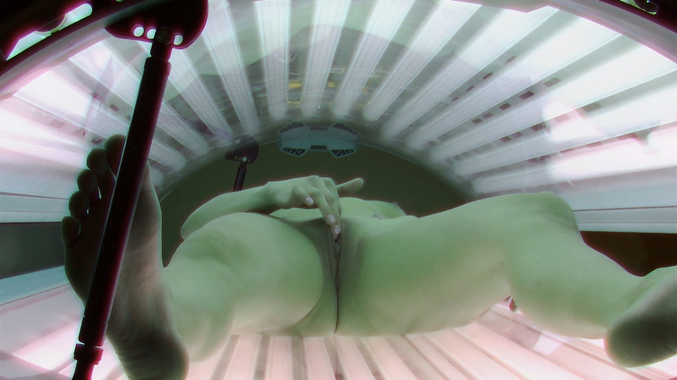 Beauty rubbing one out in solarium