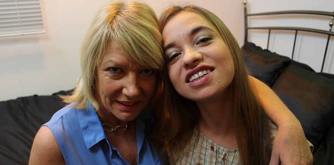 Mature woman taming the pussy of a younger chick