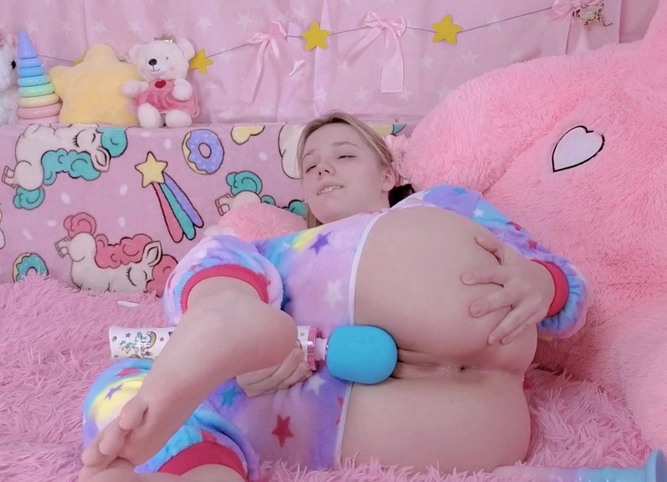 COZY ANAL: a babe in pajamas plays with her hole :3